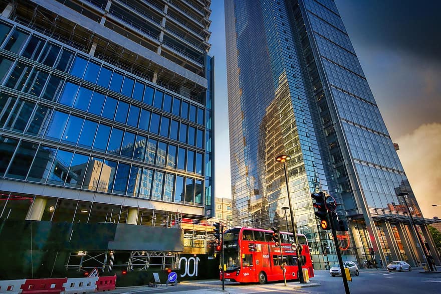Londonas, eismas, pastatai, dviaukštis, dviaukštis autobusas, žibintai, dangoraižiai, stiklo langai, aukštybiniai, aukštybiniai pastatai, biurų pastatai