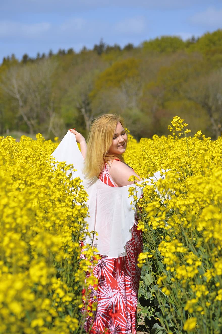 žena, řepkové pole, květiny, venku, řepky, Canola květiny, červené šaty, žluté květy, Příroda, blondýnka, dlouhé vlasy