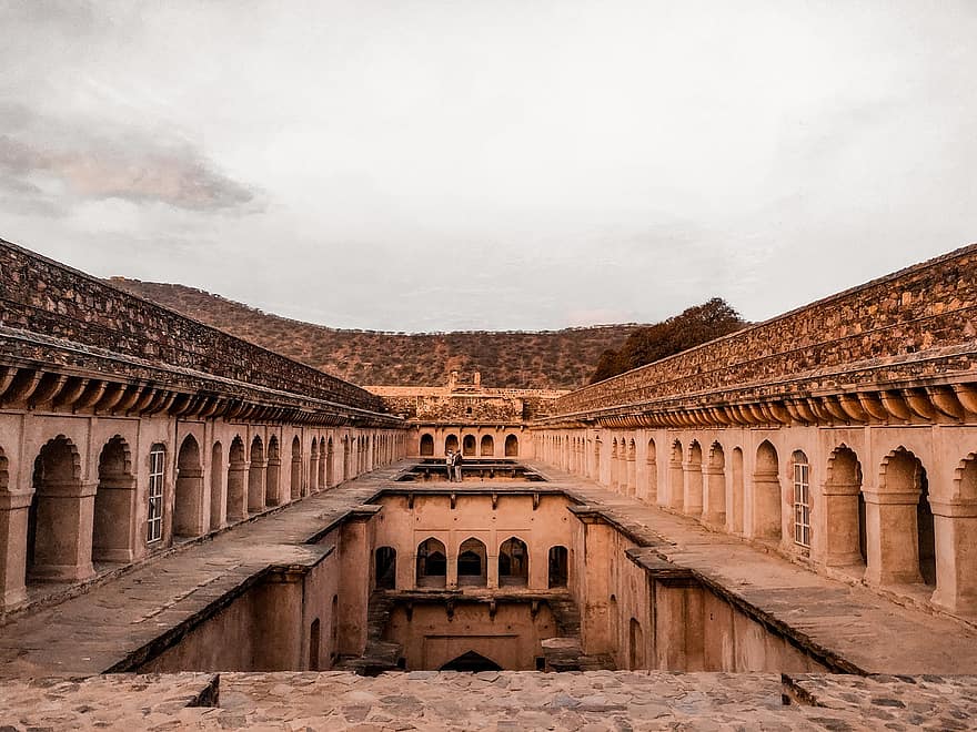 Neemrana Bawdi, basamaklı kuyuyu, Hindistan, Bawdi Derin Su Basamakları, tarihi, kale, yapı, mimari