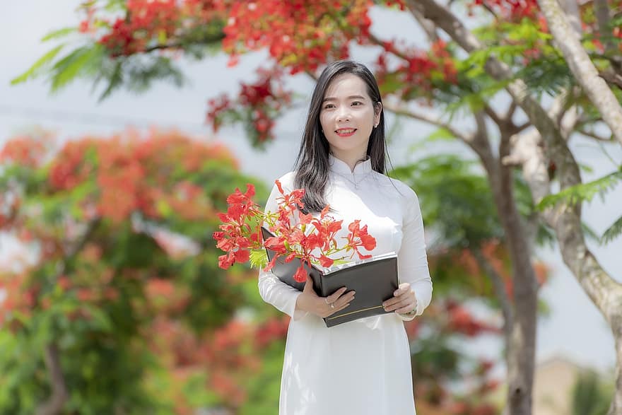 жінка, ао дай, квіти, довга сукня, Хоа Фуонг, Фуонг До, червоні квіти, цвітіння, літо, в'єтнамська, портрет