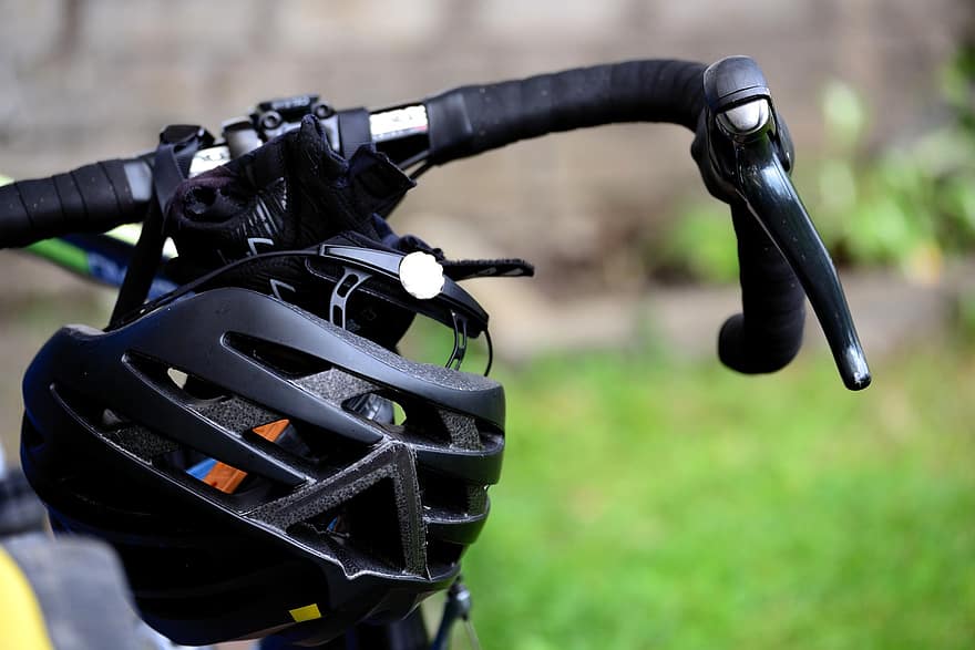 jízdní kolo, řídítka, cyklistická helma, ochrana hlavy, cyklistika