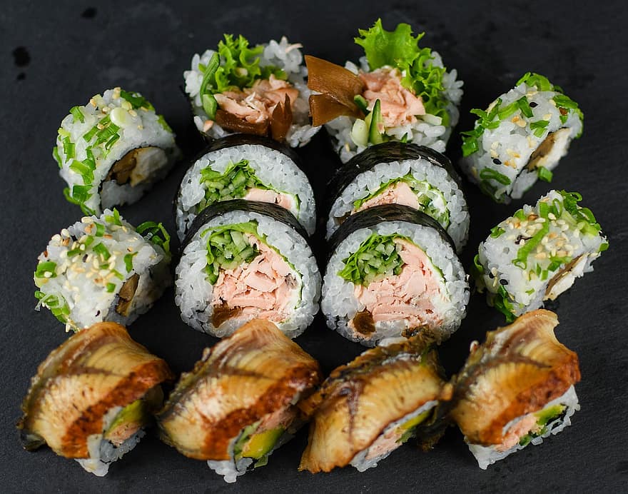 sushi, rotllos de sushi, maki, menjar japonès, menjar, marisc, gourmet, frescor, primer pla, dinar, placa