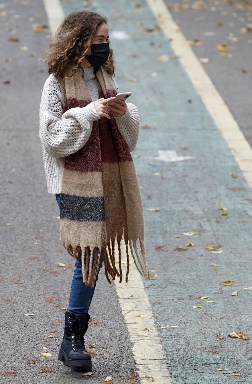kvinna, scarf, gata, mask, smartphone, street fashion, flicka, utomhus, urban