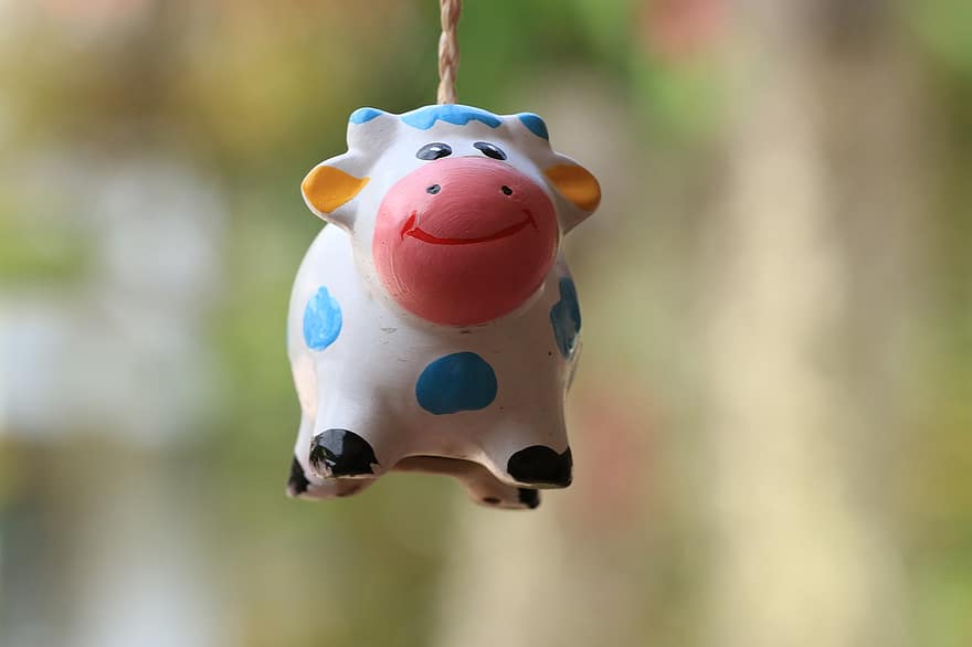 Krowa Charm, figurka krowy, uroczy, zabawka, zbliżenie, gospodarstwo rolne, zabawa, lato, trawa, uśmiechnięty, zielony kolor