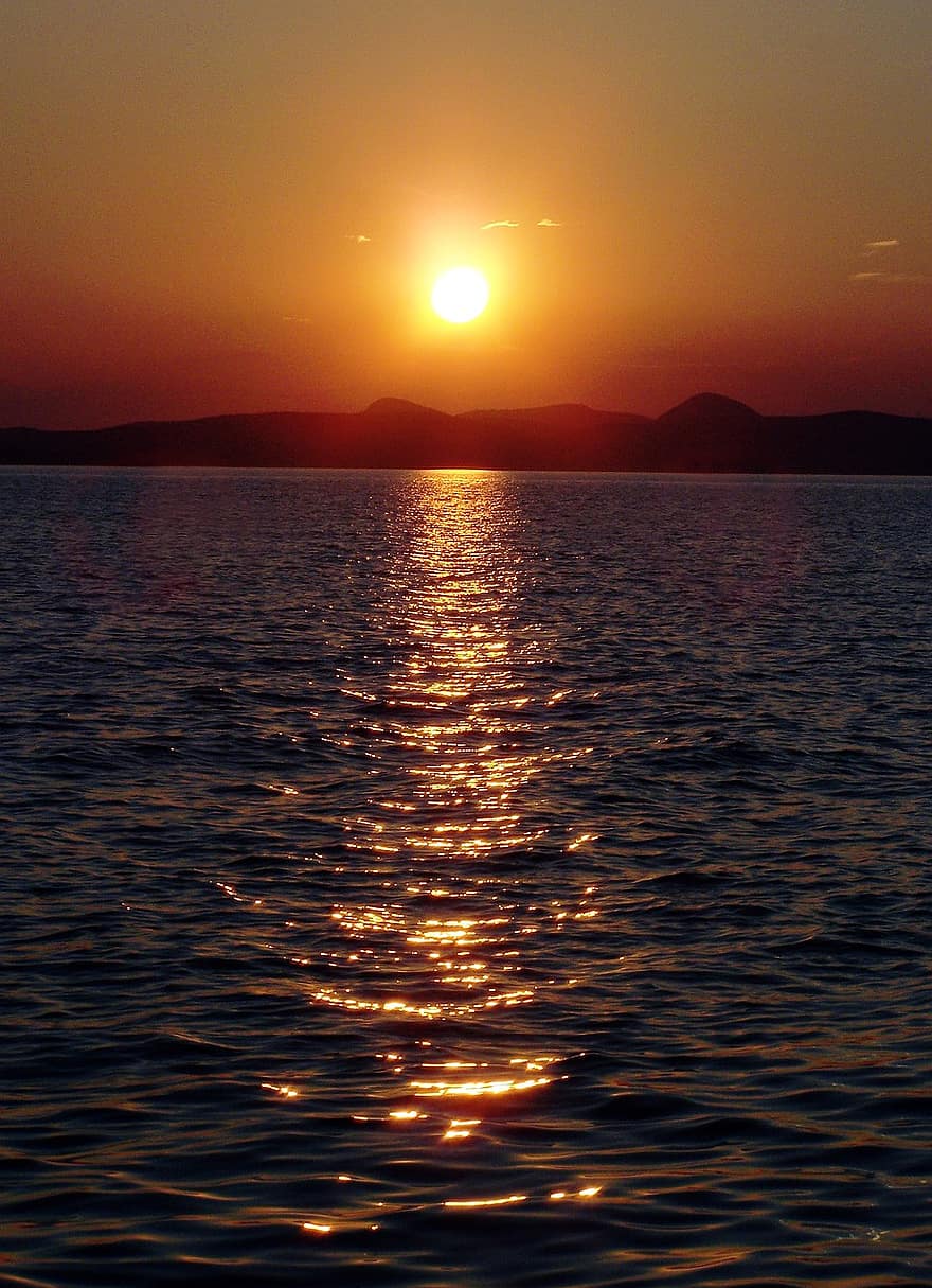 solnedgang, sø, horisont, bjerge, silhuetter, sol, skumring, tusmørke, søen Balaton, ungarn, lys