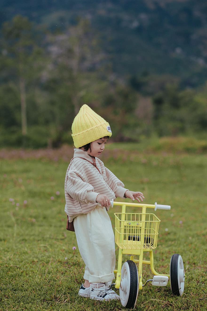 pikkutyttö, niitty, pyörä, polkupyörä, taapero, luonto, vauva, lapsi, söpö, lapsuus, ruoho