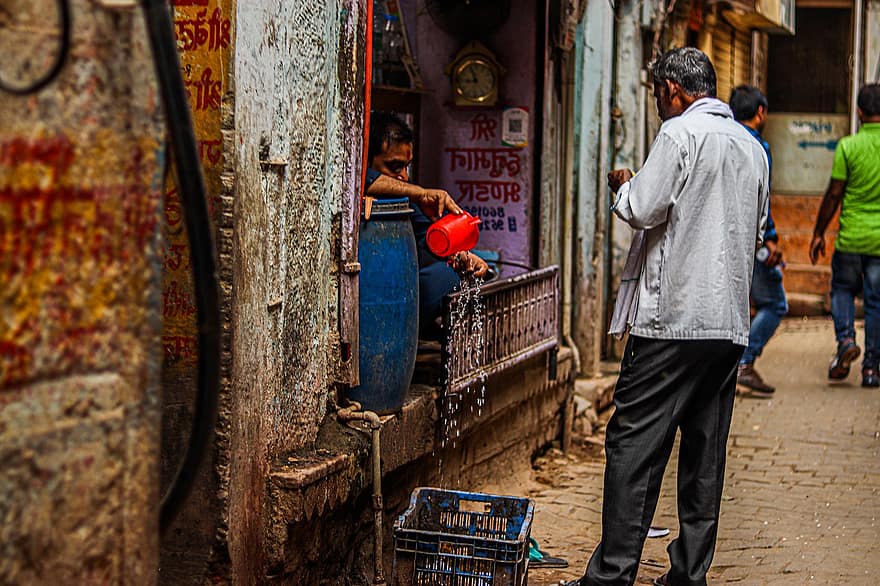 Indie, ulica, mycie rąk