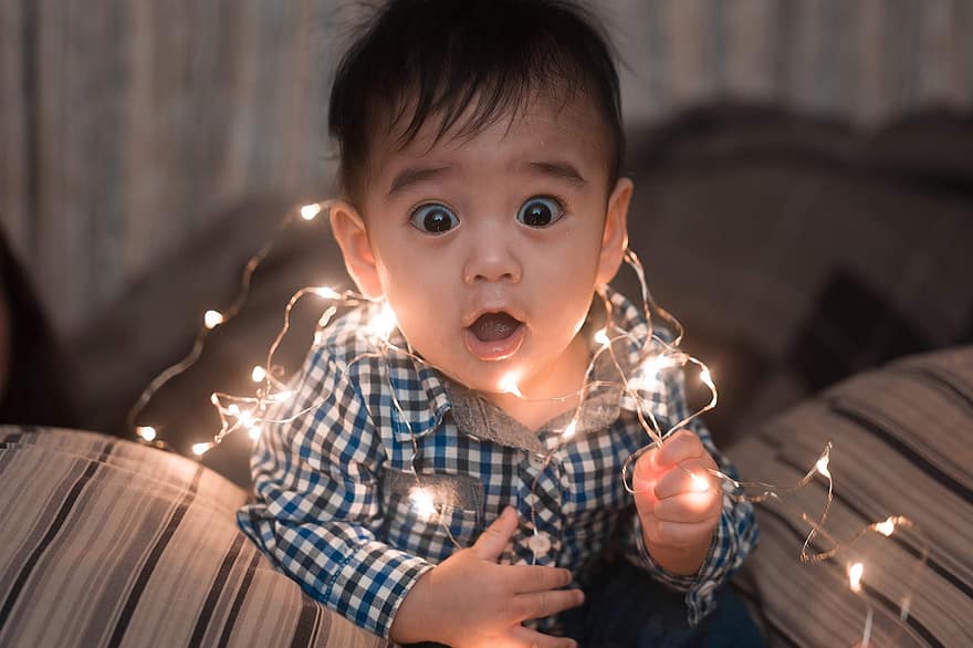 bebek, küçük çoçuk, yürümeye başlayan çocuk, ışıklar, Noel ışıkları, dekorasyon, şaşırmış, yüz ifadesi