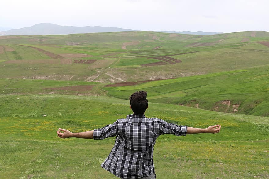 человек, дом, холм, поля, мальчик, сельская местность, пейзаж, природа, на открытом воздухе, Иран, люди