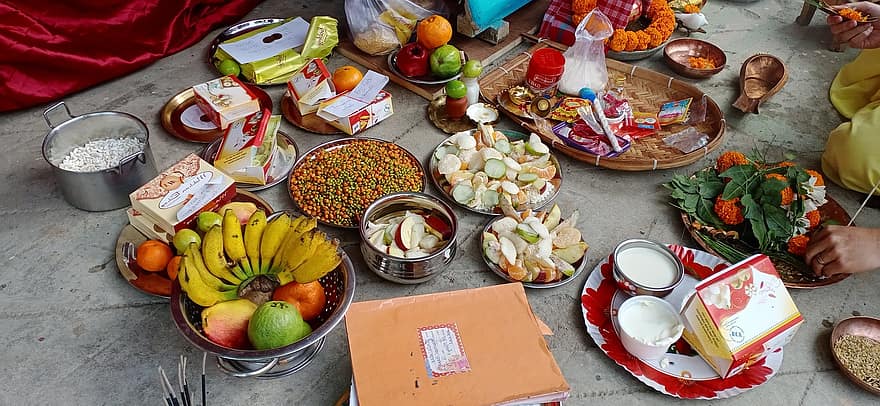 Puja föremål, Utför Puja, traditionell, Indiska Puja, hängiven, dyrkan, frukt, mat, friskhet, variation, måltid