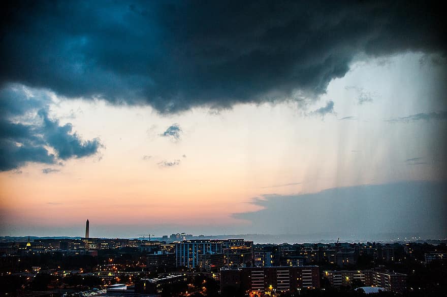 Washington DC, by, regner, storm skyer, bybilledet, bygninger, by-, skumring, tusmørke, regnfuld, overskyet