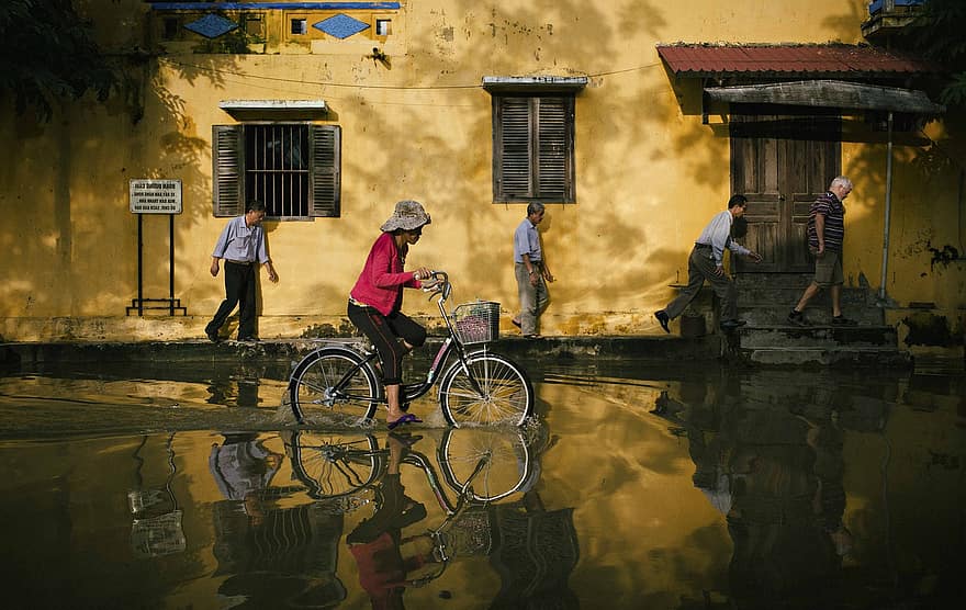 バイキング、通り、洪水、シティ、自転車、自転車に乗る、水、水の反射、道路、ホアン、ベトナム