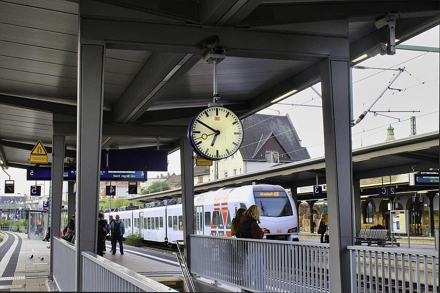 stasiun, melatih, jalan kereta api, kereta regional, rel, platform kereta, keberangkatan, waktu