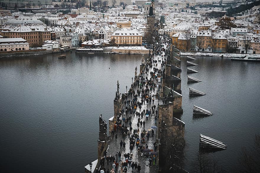Прага, мост, толпа людей, город, река, Европа, воды, городской пейзаж, известное место, морское судно, архитектура