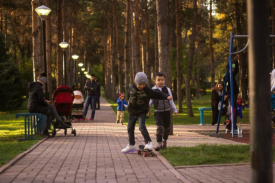 बच्चे, खेल, स्केटबोर्ड, हर्ष, पार्क, फुटपाथ, बचपन, परिवार, ख़ुशी, प्रकृति, अल्माटी