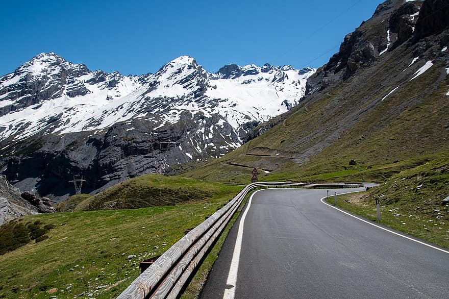 la carretera, montañas, paisaje, curva de horquilla, carretera asfaltada, carretera de montaña, paisaje de montaña, picos, montaña, hierba, nieve
