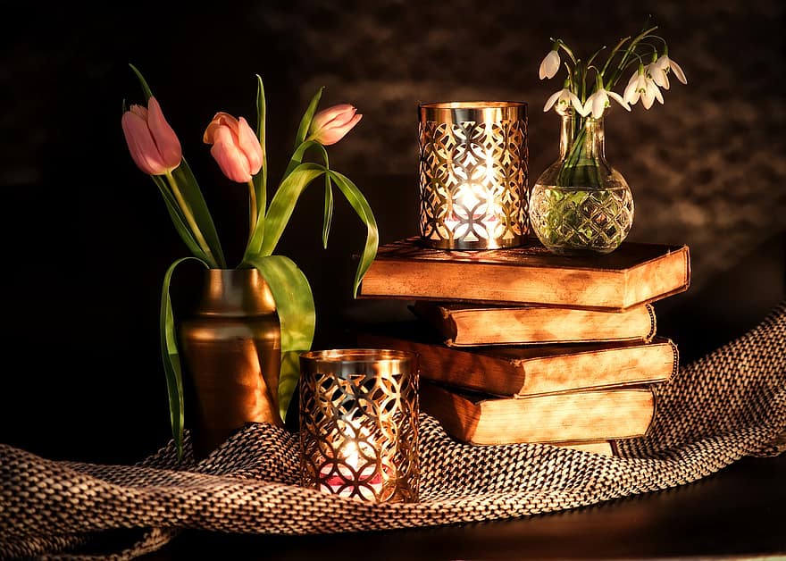 tulipanes, campanilla de febrero, libros, racimo de flores, naturaleza muerta, vela, luz de una vela, florero, libro, mesa, decoración