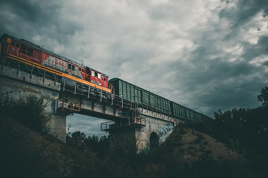 قطار ، طريق السكك الحديدية ، جسر ، سماء