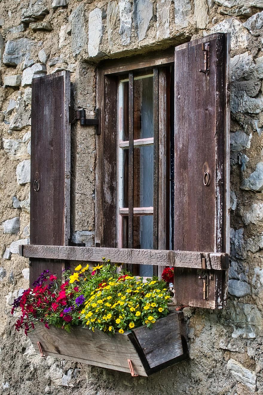 cửa sổ, màn trập, cũ, những bông hoa, hộp thực vật, mộc mạc, kỳ lạ, cửa sổ gỗ, mặt tiền, xây dựng, ngành kiến ​​trúc