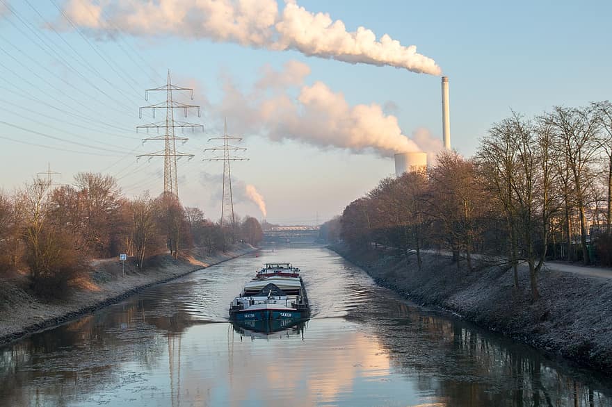 Průplav Rýn-Herne, kanál, nákladní loď, loď, svítání, zimní, vodní cesty, průmyslový, továrny, kouř, bárka