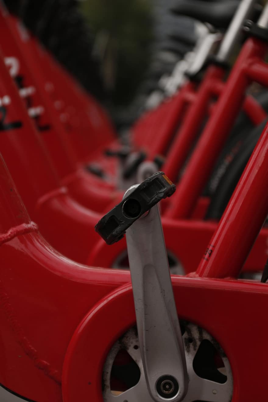 polkea, polkupyörä, polkupyörän pysäköinti, pyörä, sykli, pysäköinti, punainen polkupyörä, punainen pyörä