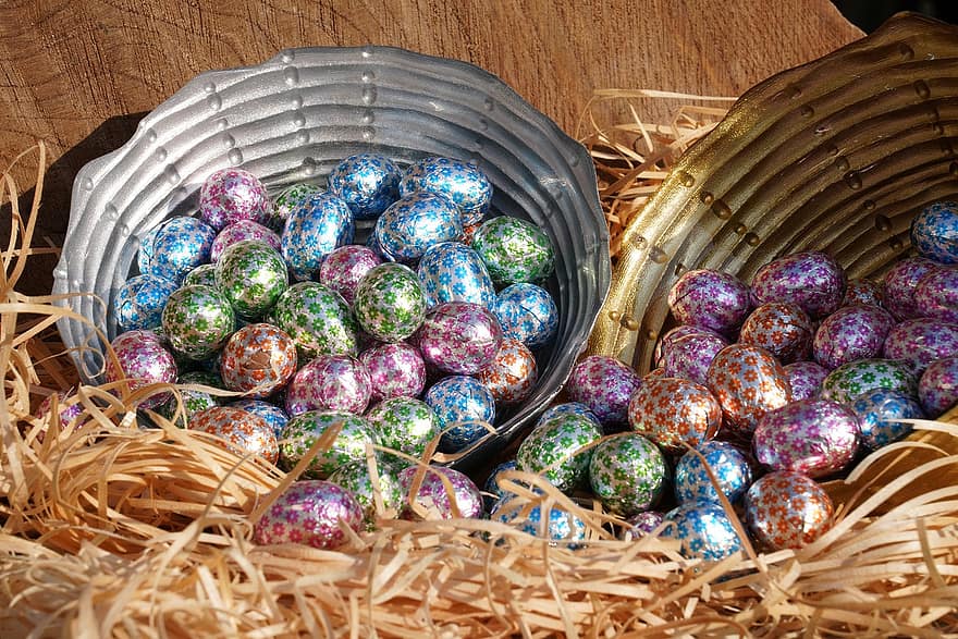húsvéti tojás, csokoládé tojás, cukorkák, édesség, kezeli, felülnézet, többszínű, kereszténység, kultúrák, dekoráció, állatfészek