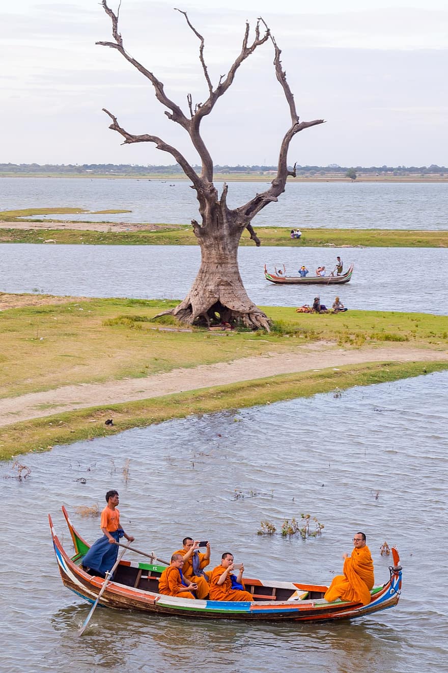 innsjø, roing, båt, trebåt, turist, fritid, utendørsaktivitet, landsbygda, taungthaman innsjø, Mandalay, myanmar