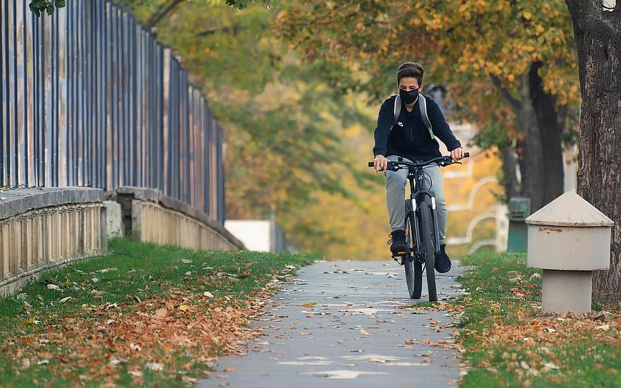 バイクに乗ること、おとこ、パンデミック、屋外、自転車に乗って、秋