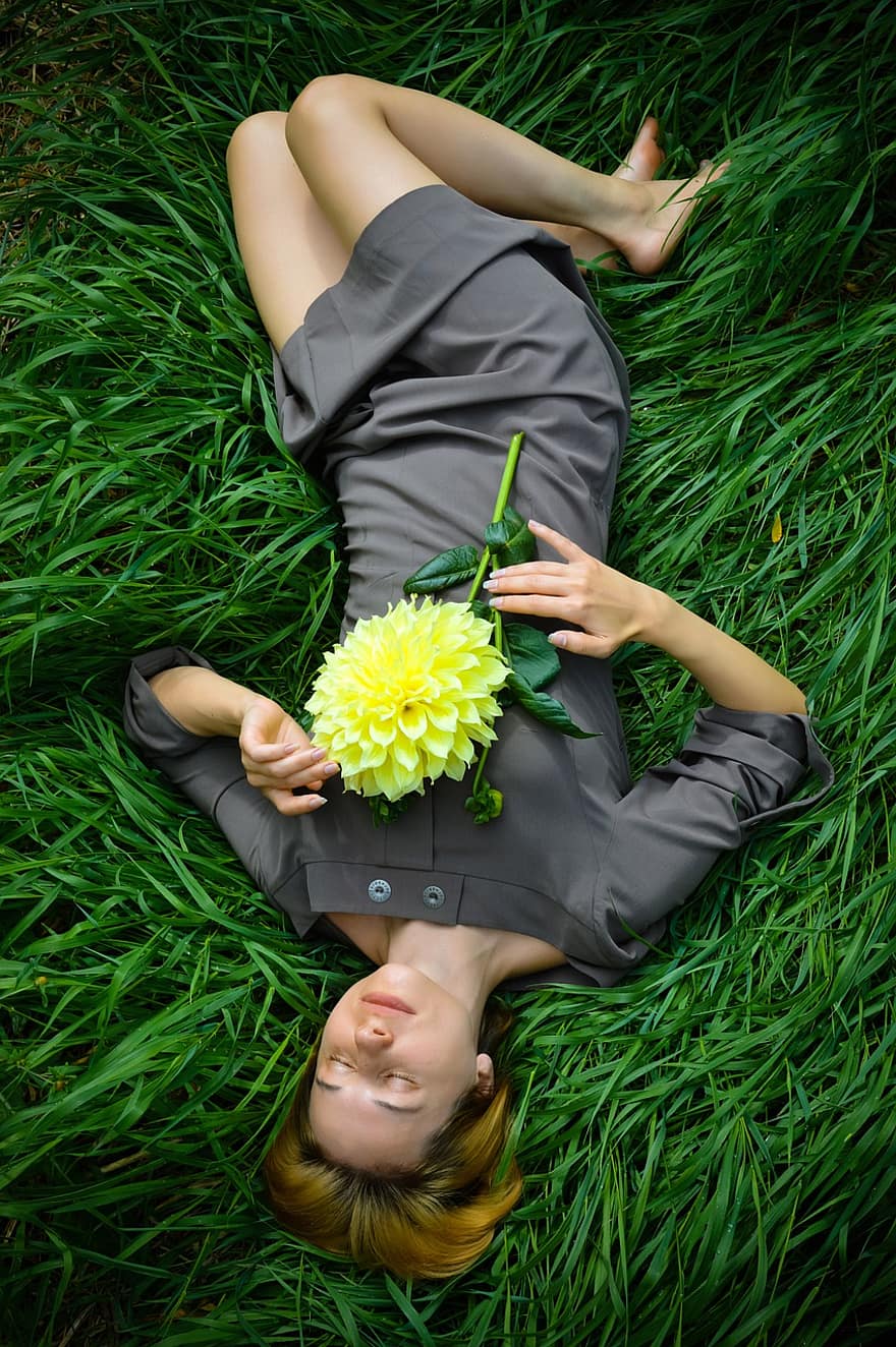 жена, спокоен, спокойствие, цвете, хризантема, трева, ливада, морава, поза, красив, красива