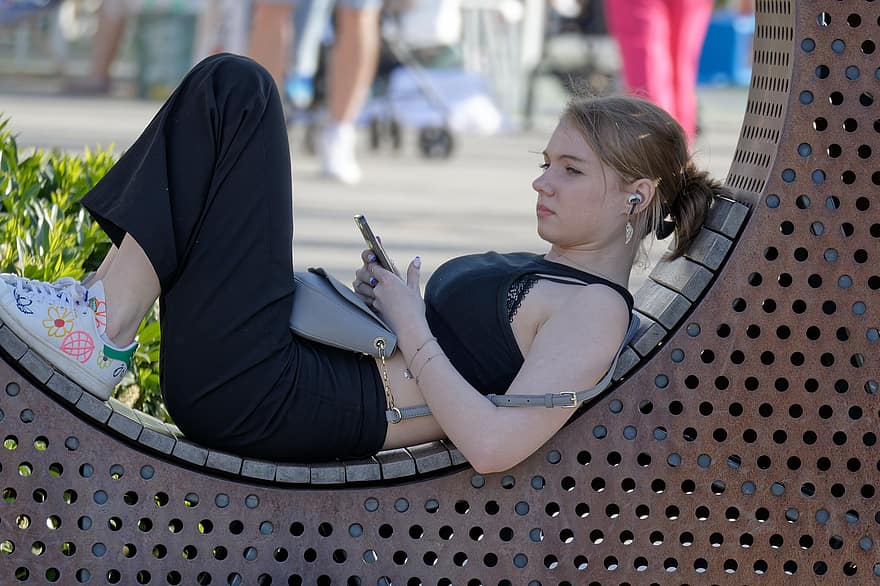 девушка, смартфон, расслабляющий, парк, остальное, лежащий, скамейка, на открытом воздухе, общественности, городской, женщины