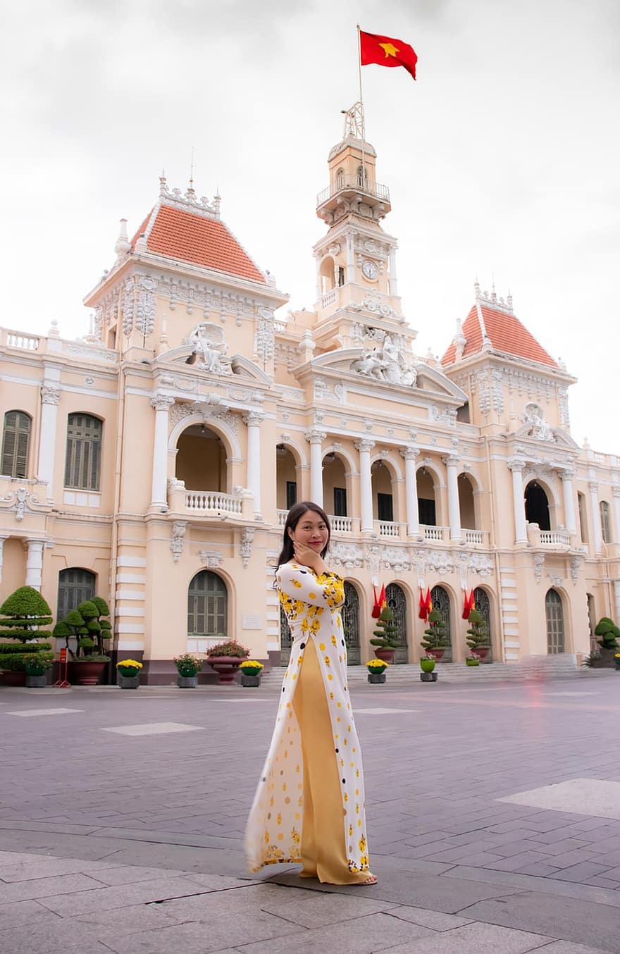 đàn bà, áo dài, tòa thị chính hồ chí minh, Tiếng Việt, thời trang, trang phục truyền thống, con gái, giống cái, quý bà, xinh đẹp, nụ cười