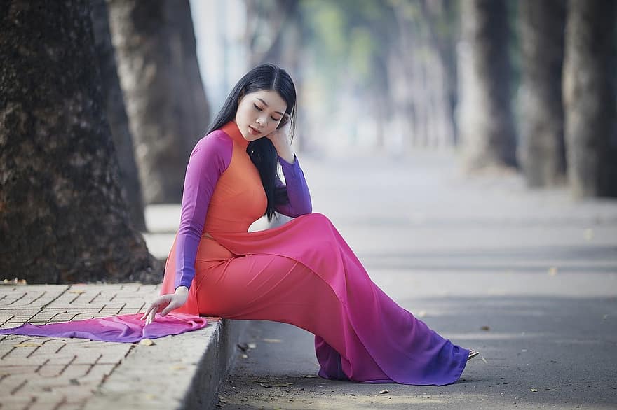Vjetnamiešu tradicionālais Jaunais gads, Vjetnamiešu modelis, Cik ilgi ir vjetnamieši, Vjetnamas tradicionālā kleita, parks, Vientuļa meitene Ao Dai, ilgi svārki, Āzijas sieviete, modē, gara dzīve, pieaugušais