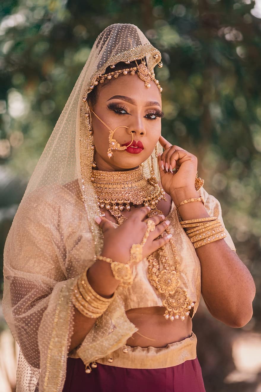 portret, Model, indyjska panna młoda, panna młoda, tradycyjne stroje, Indyjski strój ślubny, saree, saree weselne, Lehenga, suknia ślubna, akcesoria ślubne