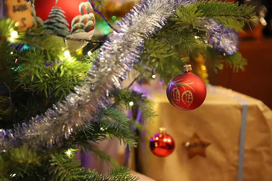 Kalėdos, Kalėdų eglutė, Kalėdų dekoras, Kalėdų papuošalai, Kalėdų rutuliukai, Kalėdų laikas, apdaila, medis, šventė, dovanos, sezoną
