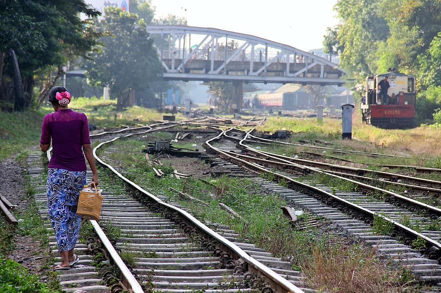 ferrocarril, mujer, para caminar, caminar, pistas, rieles, vías del tren, vía férrea, abandonado, puente, myanmar