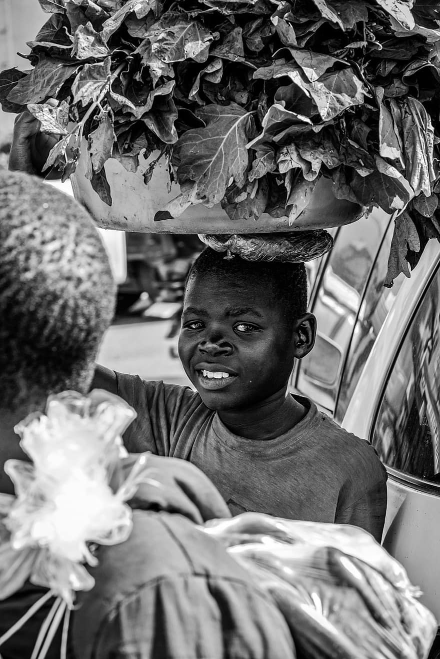 Garoto, vendedor de rua, retrato, sorridente, documentário, Uganda, Kampala