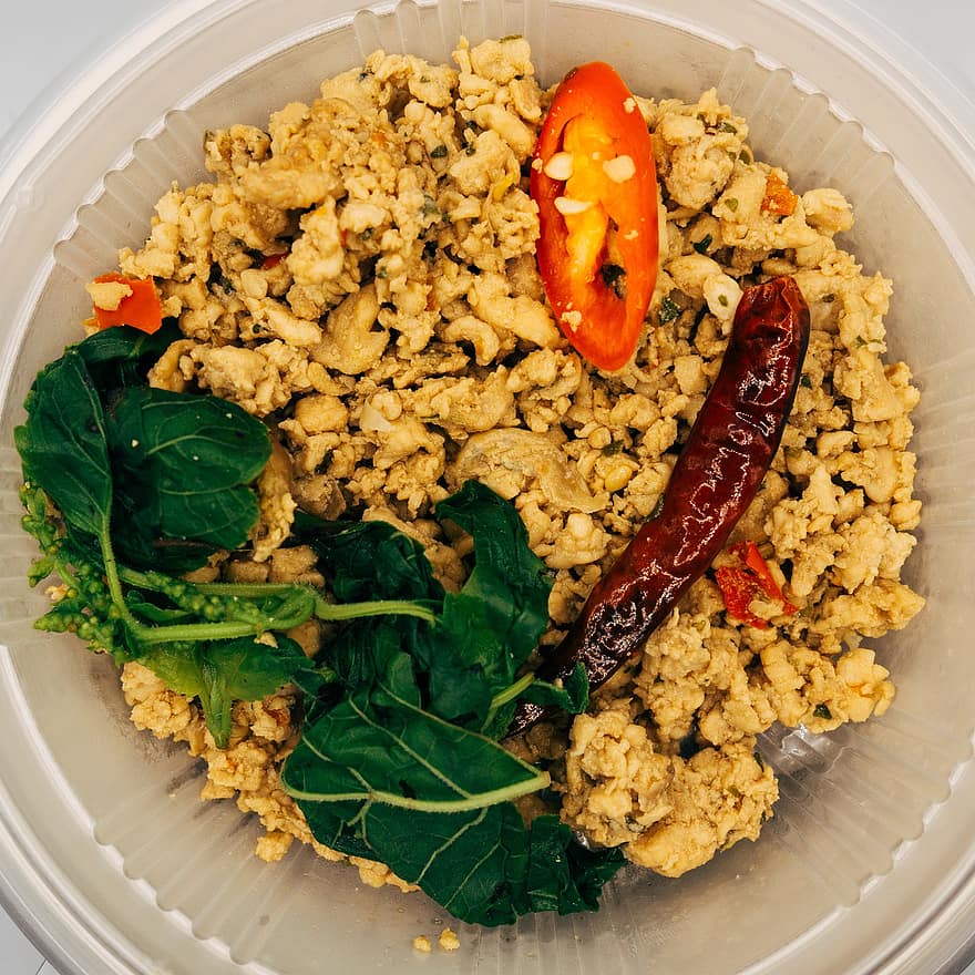 Pad Kra Pao, la cuisine Thai, Sauté de poulet au basilic sacré, cuisine asiatique, repas, aliments, le déjeuner, gourmet, assiette, légume, fraîcheur