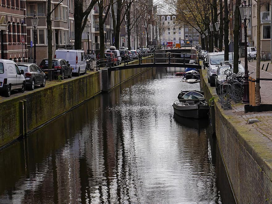Amszterdam, Hollandia, belváros, város, csatorna, víz, gondolatok, történelmi, csatorna nézet, szürke időjárás, árnyékok