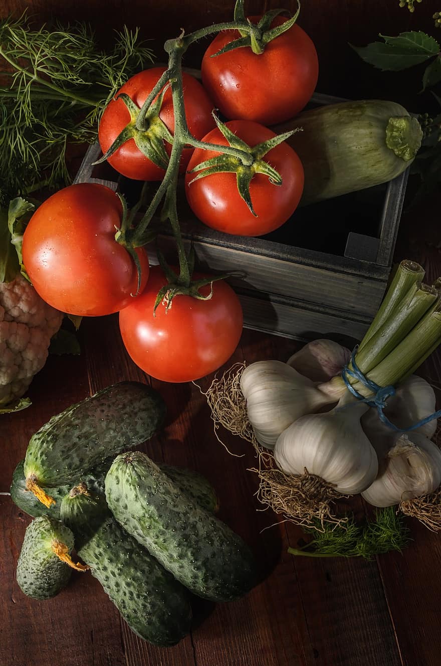 daržovės, gaminti, šviežios daržovės, šviežia produkcija, pomidorai, agurkas, česnakai