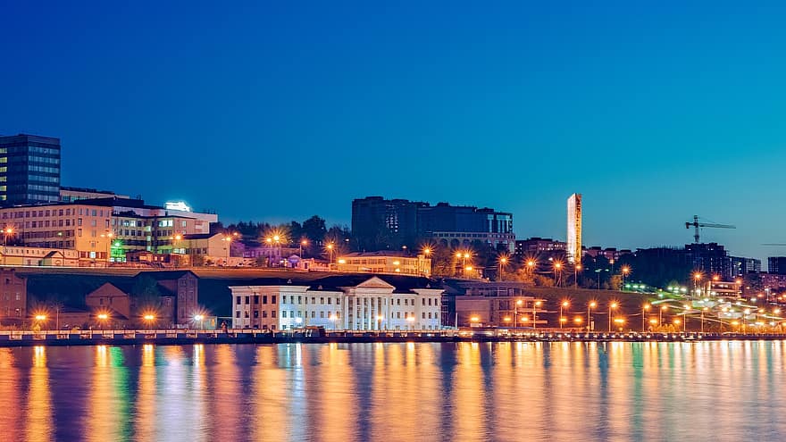rio, prédios, iluminado, luzes da cidade, reflexão, reflexão de água, beira-mar, skyline, izhevsk, noite, tarde