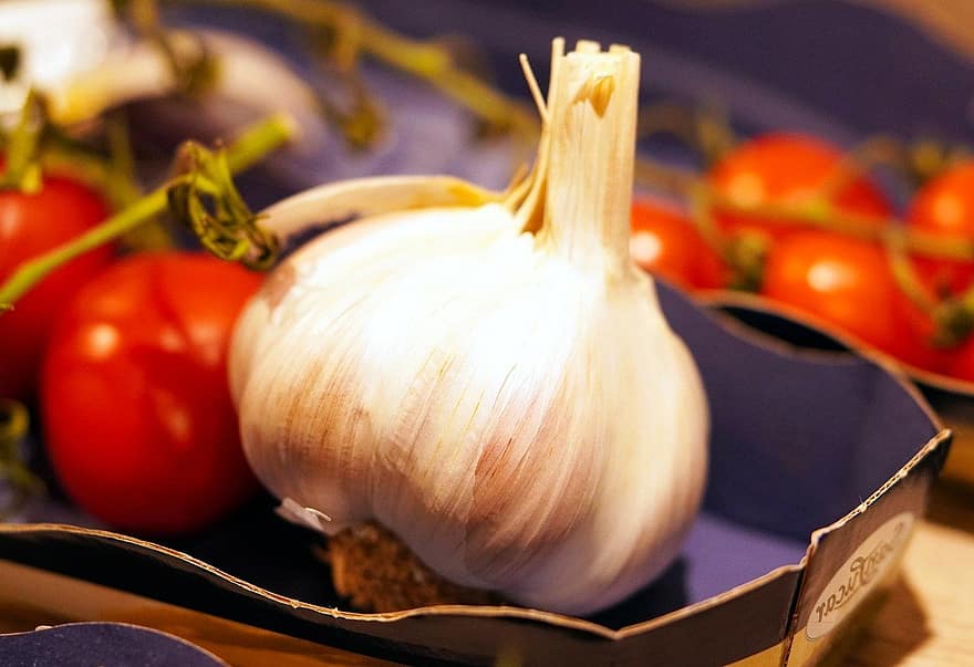 Garlic, Tomatoes, Food, Vegetables, Bulb, Head Of Garlic, Produce, Fresh, Healthy, vegetable, freshness