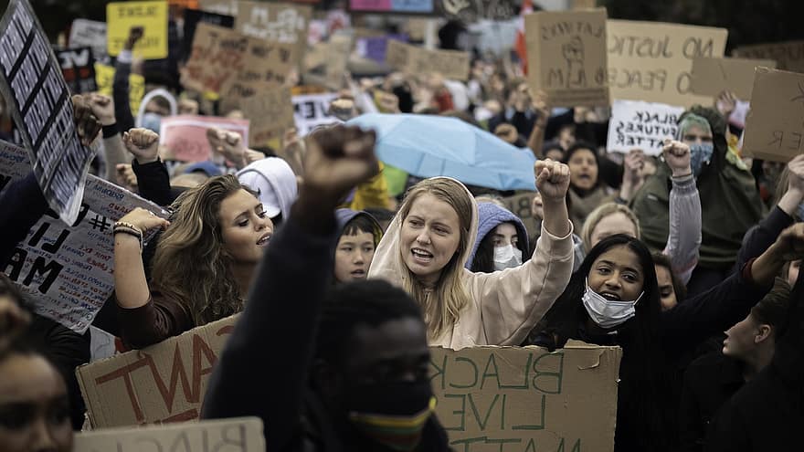 lányok, lázadás, fekete élet, demonstráció, ököl, Oslo, tiltakozás, tömeg, óvó, aktivista, ember csoport