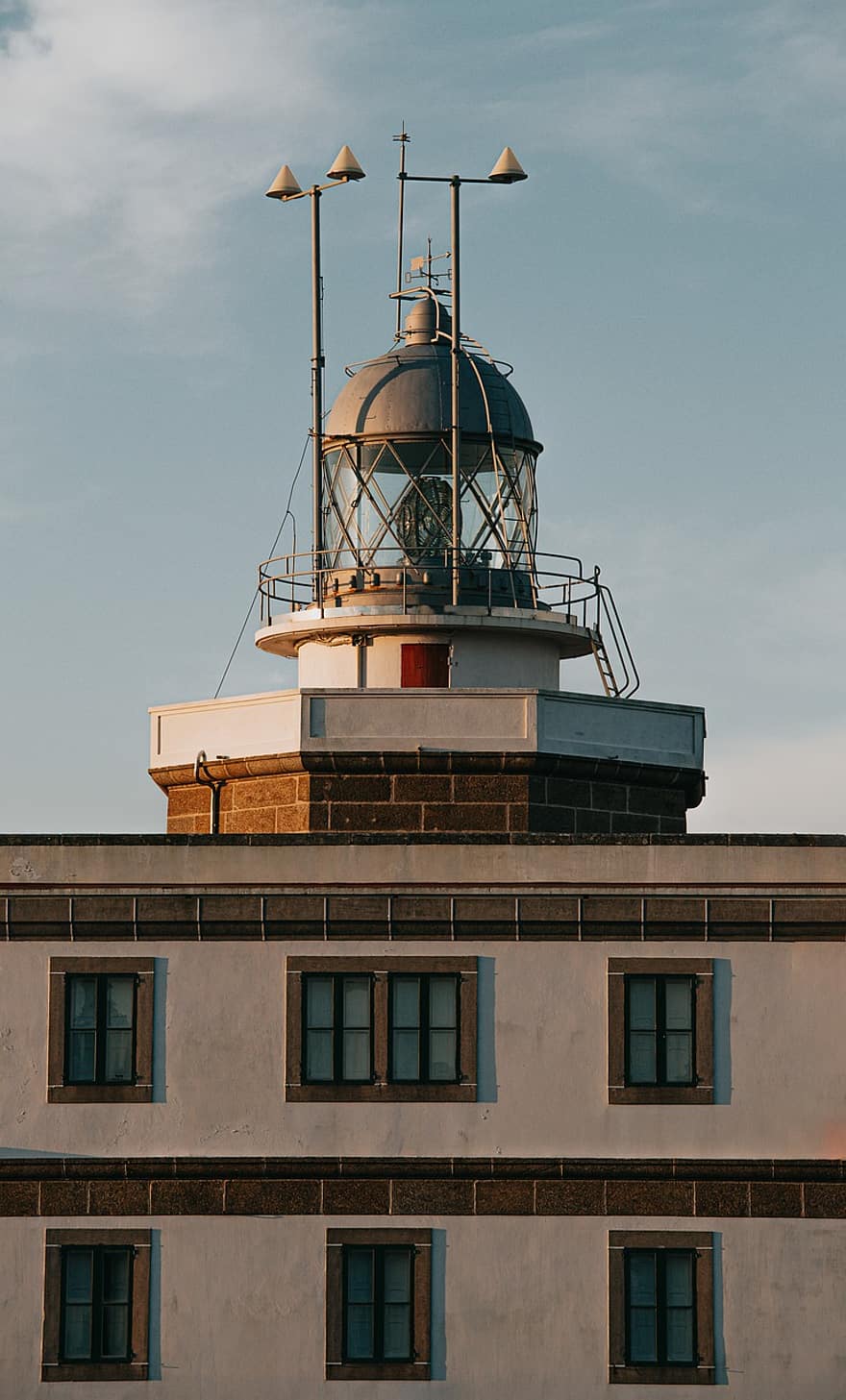 Lighthouse, Frontal