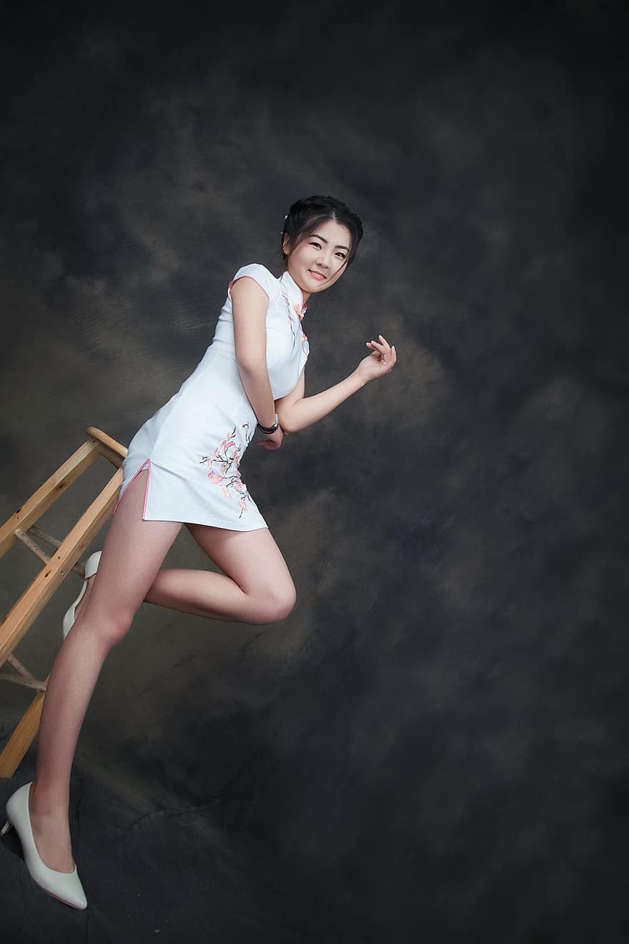 cheongsam, sonreír, fotos artisticas, mujer, modelo, joven, vestido blanco, dragon lec, silla, Asia