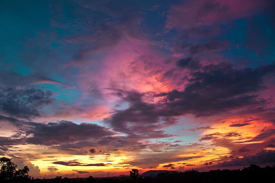 multi-colored, zonsondergang, schilderij met veel lucht, wolken, schemer, dageraad, horizon, silhouet