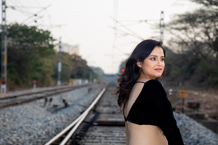 mulher indiana, ao ar livre, trilho do trem, estrada de ferro, Ferrovia, retrato, mulher, moda, roupa casual, mulheres, uma pessoa