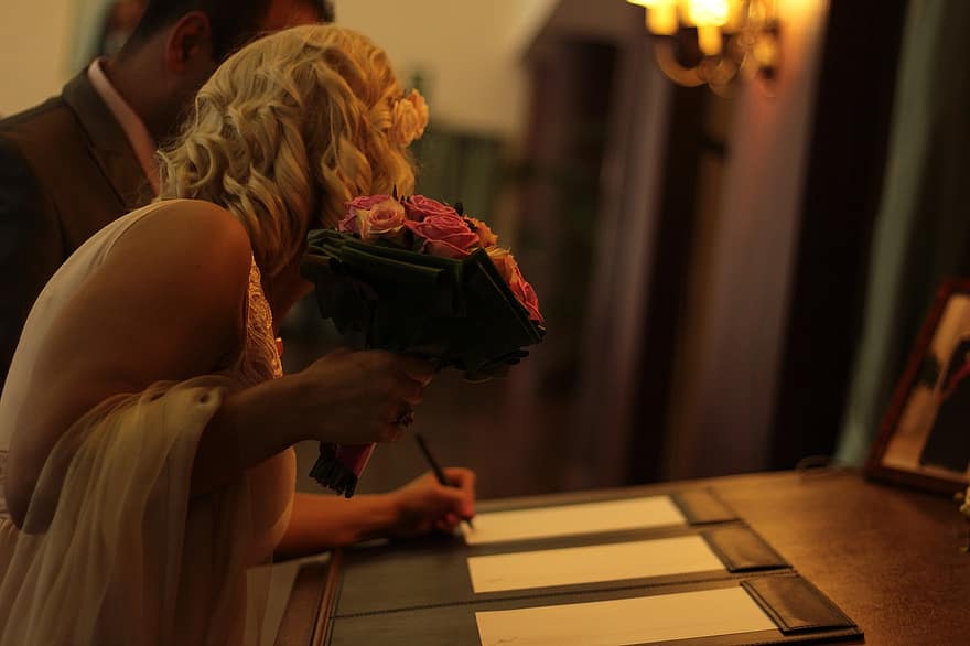 nő, aláírás, virágok, esküvő