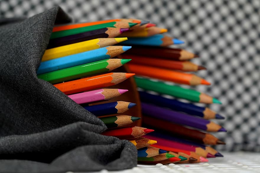 أقلام ملونة ، اقلام رصاص ، زاهى الألوان ، عمل فني