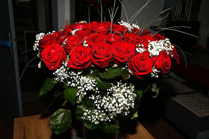 Rosen, Blumen, Strauß, Dekoration, Säuglingsatem, rote Rosen, rote Blumen, weiße Blumen, blühen, Blätter, Pflanze