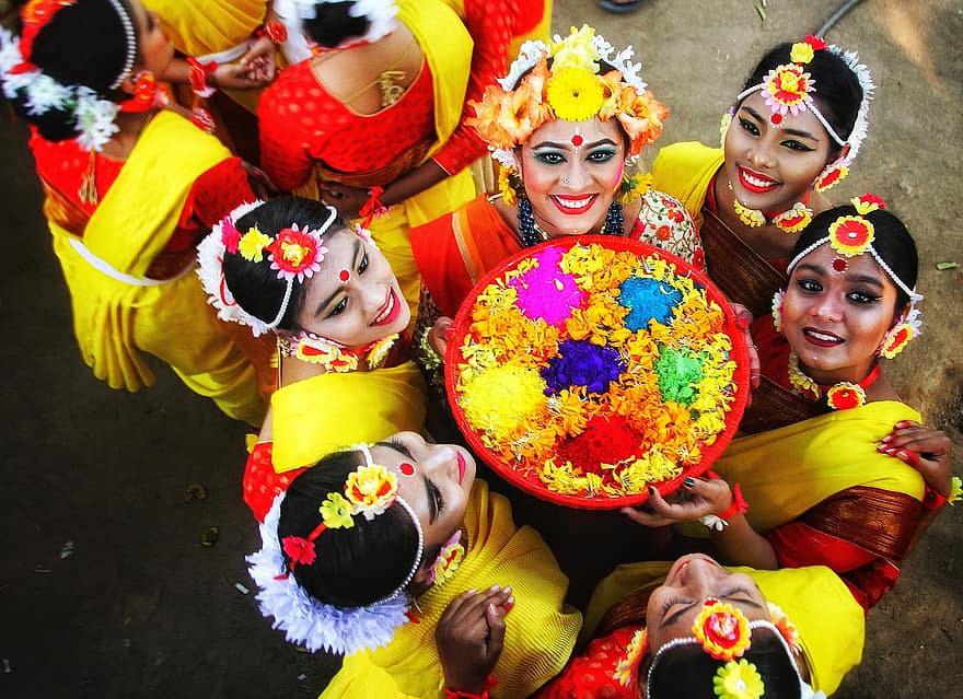 Похела Фалгун, женщины, фестиваль, Дакка, Бангладеша, люди, группа, цветы, девочки, костюм, счастливый